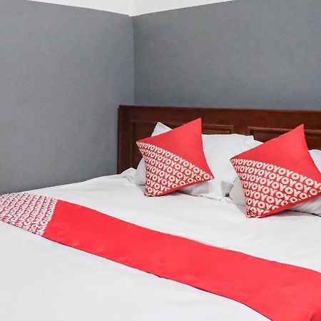 Oyo 93117 Penginapan Tiga Dara Jayapura Exteriér fotografie